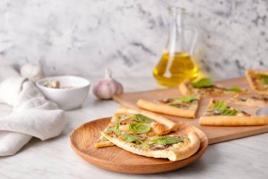 Masada lezzetli vejetaryen pizzayla kompozisyon