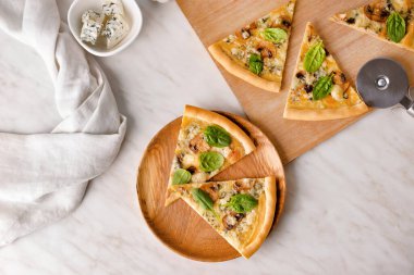 Tahta masada lezzetli vejetaryen pizzayla dolu bir tabak.