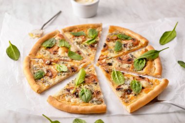 Ispanaklı ve mantarlı vejetaryen pizza dilimleri.