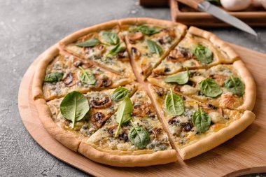 Gri arka planda lezzetli vejetaryen pizzası. Yakın plan.