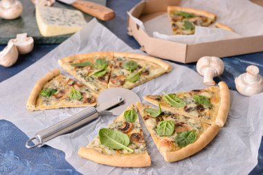 Renkli arkaplanda lezzetli vejetaryen pizzayla kompozisyon