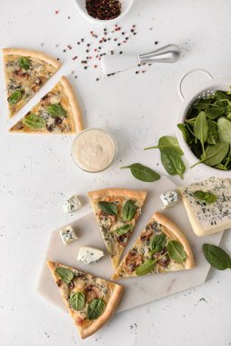 Beyaz arka planda lezzetli vejetaryen pizza ve peynirli kompozisyon