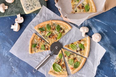 Renkli arkaplanda lezzetli vejetaryen pizzayla kompozisyon