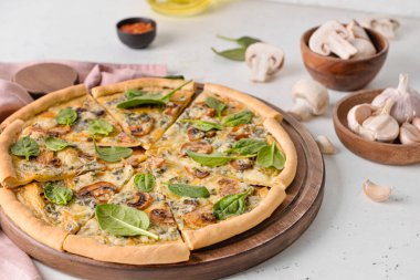 Beyaz masada lezzetli vejetaryen pizzayla kompozisyon