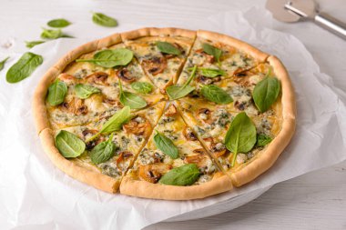 Beyaz arka planda lezzetli vejetaryen pizzası