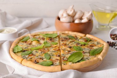 Mantarlı vejetaryen pizza ve ahşap masada ıspanak.