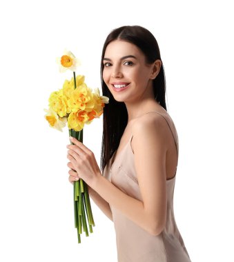 Beyaz arka planda narsis buketi olan güzel genç bir kadın.