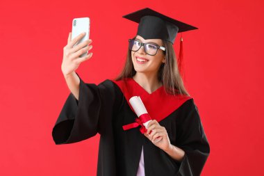 Diplomalı bir kız öğrenci. Renkli özçekim yapıyor.