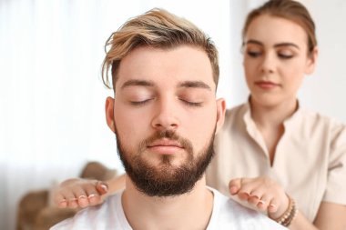 Reiki usta hastayla çalışıyor.