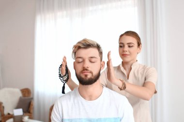 Reiki usta hastayla çalışıyor.