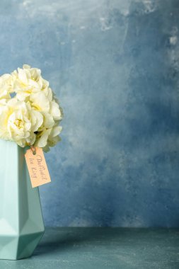 Bir buket güzel narsisli çiçek ve renk arkaplan üzerinde DAFFODIL ICE türü metin ile alışveriş etiketi