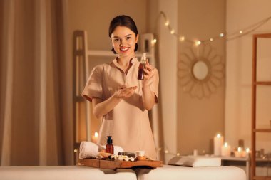 Spa salonunda kadın masaj terapisti.