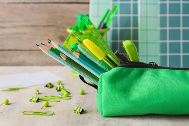 Işık arkaplan üzerinde kırtasiye malzemesi olan kalem kutusu