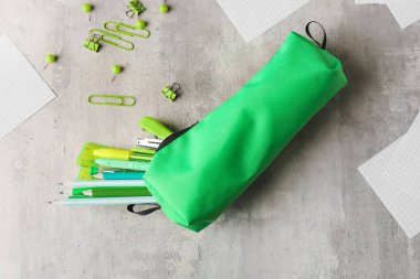 Işık arkaplan üzerinde kırtasiye malzemesi olan kalem kutusu