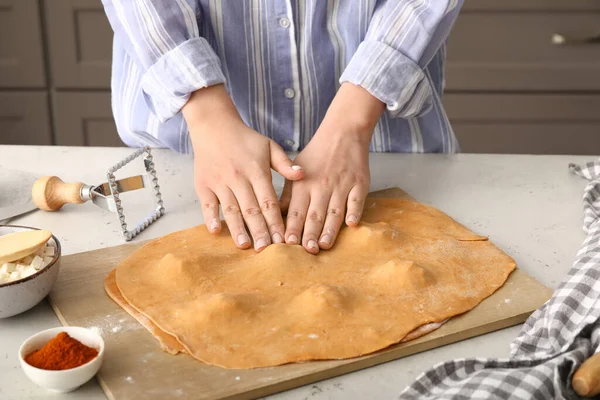Kadın aşçı masada lezzetli ravioli yapıyor, yakın plan.