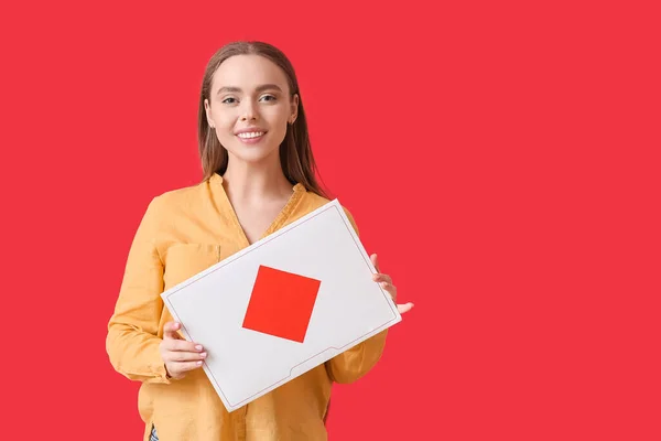 Junge Frau Mit Buchstaben Auf Farbigem Hintergrund — Stockfoto