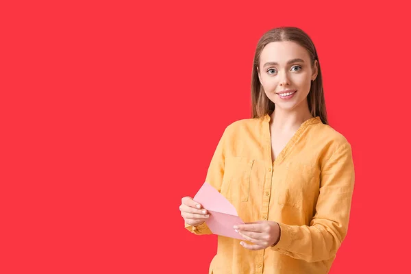 Jonge Vrouw Met Brief Kleur Achtergrond — Stockfoto