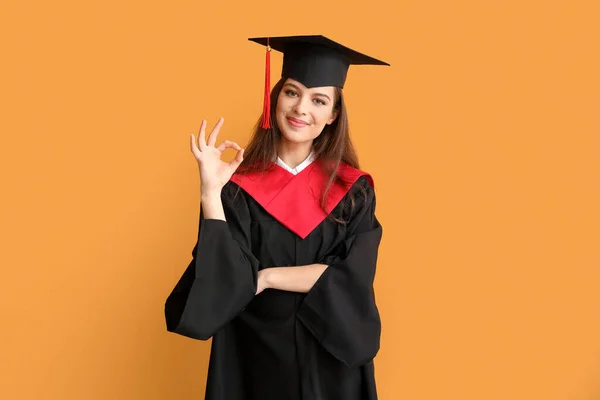 Estudante Graduação Sexo Feminino Mostrando Gesto Fundo Cor — Fotografia de Stock