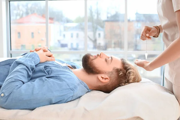 Reiki Master Werkt Samen Met Patiënt — Stockfoto