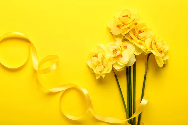 美しいナルシスの花束花とリボンの色の背景 — ストック写真