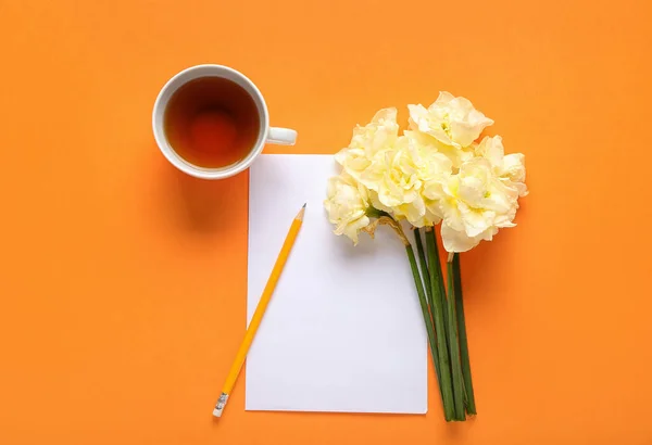 Güzel Narsist Çiçekli Kompozisyon Renkli Arka Planda Bir Fincan Çay — Stok fotoğraf