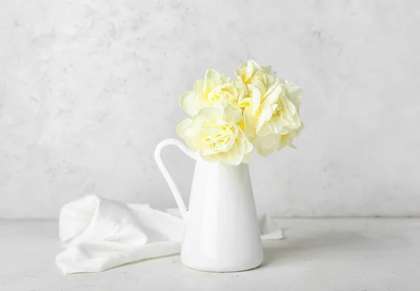 Jarra Con Hermosas Flores Narcisas Sobre Fondo Claro — Foto de Stock