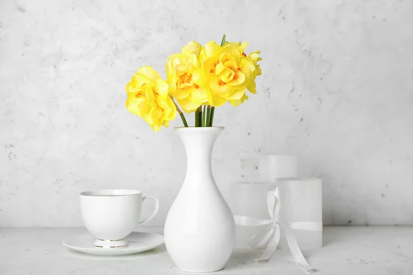 美しいナルシシズムの花と構成 光の背景にお茶とギフトボックスのカップ — ストック写真