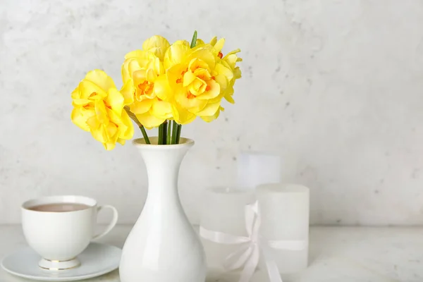 Composition Beautiful Narcissus Flowers Cup Tea Gift Box Light Background — Stock Photo, Image