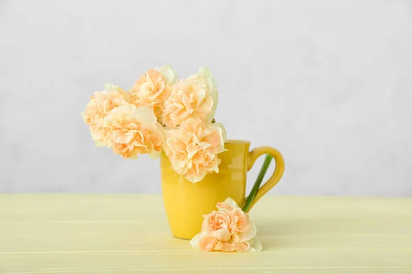 Чаша Прекрасними Квітами Нарциса Кольоровому Фоні — стокове фото