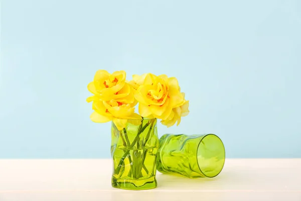 Florero Con Hermosas Flores Narcisas Sobre Fondo Color — Foto de Stock