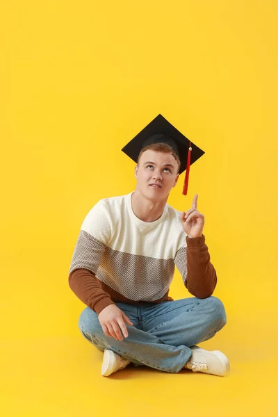 Man Afstuderen Student Wijzend Iets Kleur Achtergrond — Stockfoto