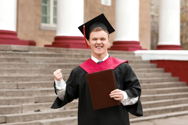 Portret Van Gelukkige Mannelijke Afgestudeerde Student Buiten — Stockfoto