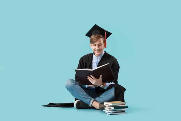 Male Graduating Student Books Color Background — Stock Photo, Image