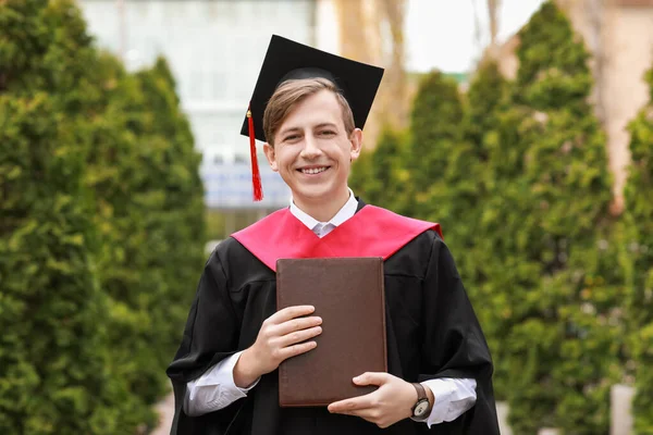 Πορτρέτο Του Άνδρα Αποφοίτηση Φοιτητής Εξωτερικούς Χώρους — Φωτογραφία Αρχείου