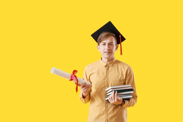 Studente Laureato Maschio Con Libri Sfondo Colori — Foto Stock