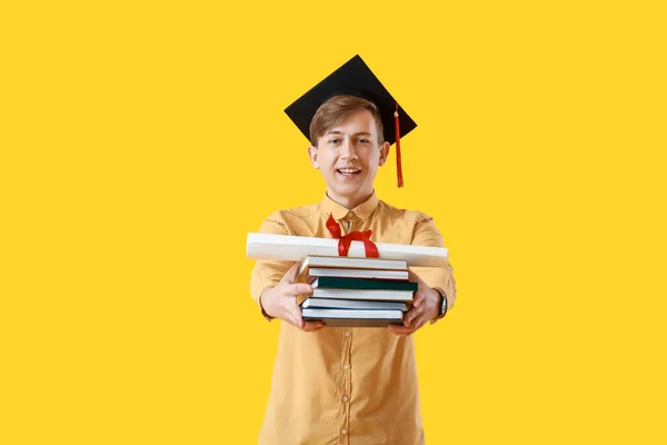 Studente Laureato Maschio Con Libri Sfondo Colori — Foto Stock