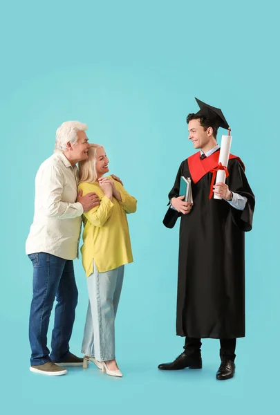 Feliz Estudiante Graduación Masculina Con Sus Padres Fondo Color — Foto de Stock