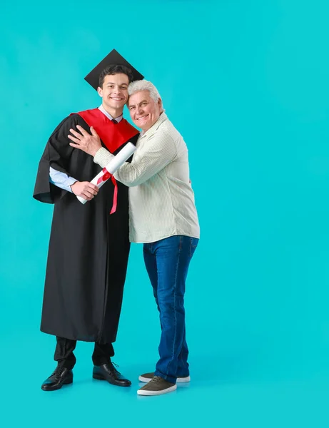 Gelukkig Man Afstuderen Student Met Zijn Vader Kleur Achtergrond — Stockfoto