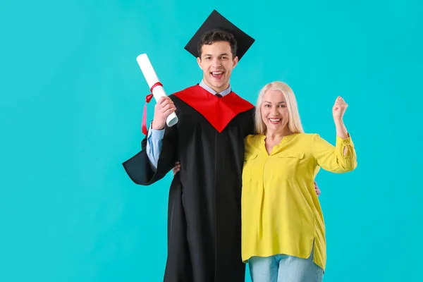 Feliz Estudante Graduação Sexo Masculino Com Sua Mãe Fundo Cor — Fotografia de Stock