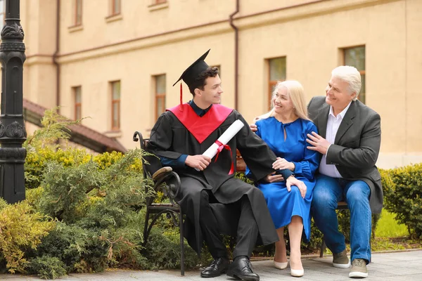 Glad Ung Man Med Sina Föräldrar Examensdagen — Stockfoto