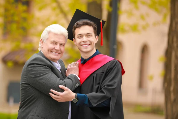 Jovem Feliz Com Seu Pai Dia Formatura — Fotografia de Stock