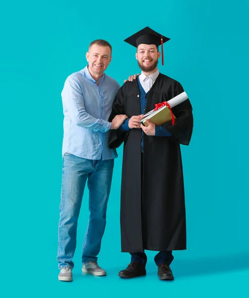 Glad Manlig Student Med Sin Far Färg Bakgrund — Stockfoto