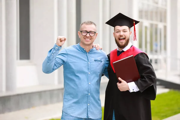 Gelukkige Jongeman Met Zijn Vader Afstudeerdag — Stockfoto