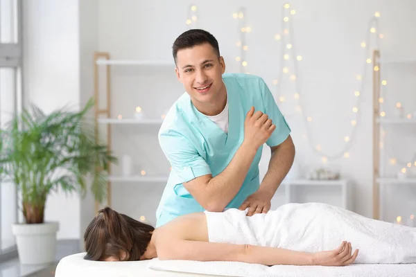 Massage Therapist Working Patient Medical Center — Stock Photo, Image