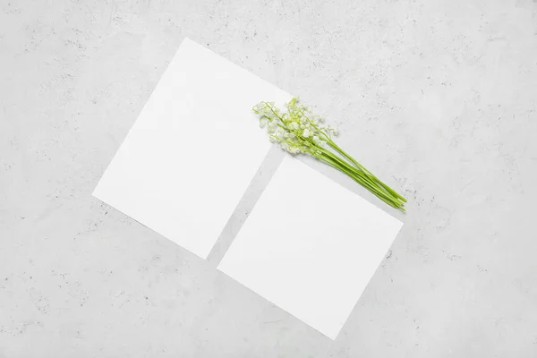 光の背景に美しいユリの谷の花や空白のカード — ストック写真