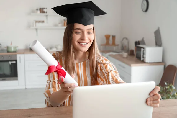 Glad Kvinnlig Student Sin Examensdag Hemma Begreppet Studier Nätet — Stockfoto