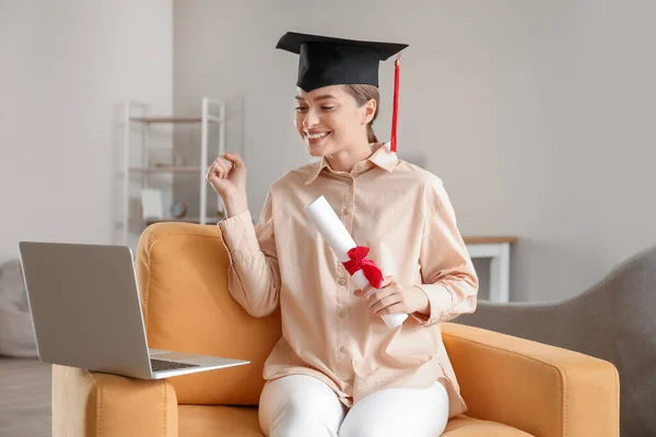 Šťastná Studentka Den Promoce Doma Koncepce Studia Online — Stock fotografie