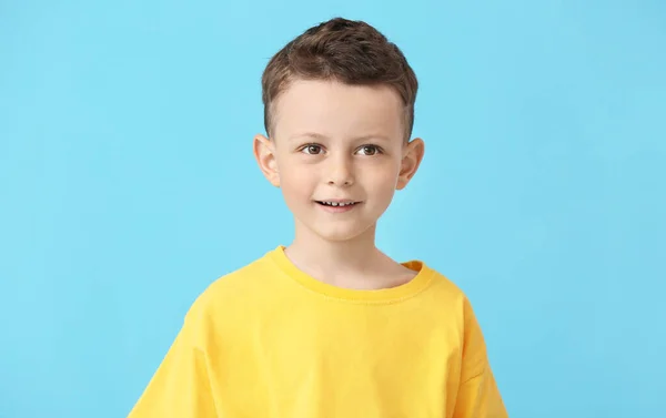 Porträtt Glad Liten Pojke Färg Bakgrund — Stockfoto