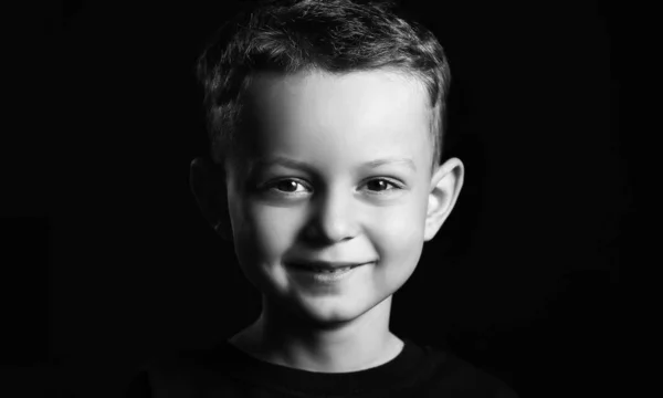 Svart Och Vitt Porträtt Glad Liten Pojke Mörk Bakgrund — Stockfoto