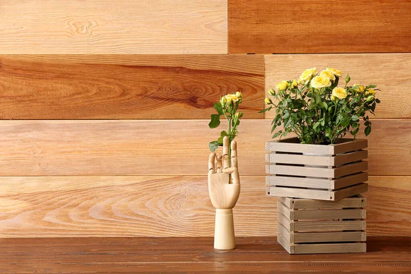 Χέρι Και Κουτιά Κίτρινα Τριαντάφυλλα Στο Τραπέζι Κοντά Ξύλινο Τοίχο — Φωτογραφία Αρχείου